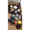 Image 2 : TRAY OF DECORATIVE POLISHED EGGS ON WOODEN STANDS