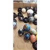 Image 3 : TRAY OF DECORATIVE POLISHED EGGS ON WOODEN STANDS
