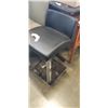 Image 4 : 2 BAR STOOLS