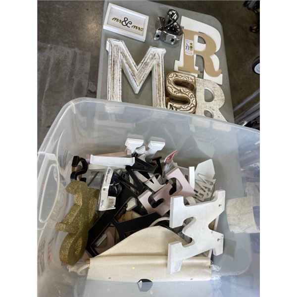 MR & MRS DECORATIVE LETTERS IN PLASTIC TOTE