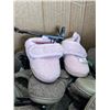 Image 2 : BOX OF KIDS NEW SLIPPERS