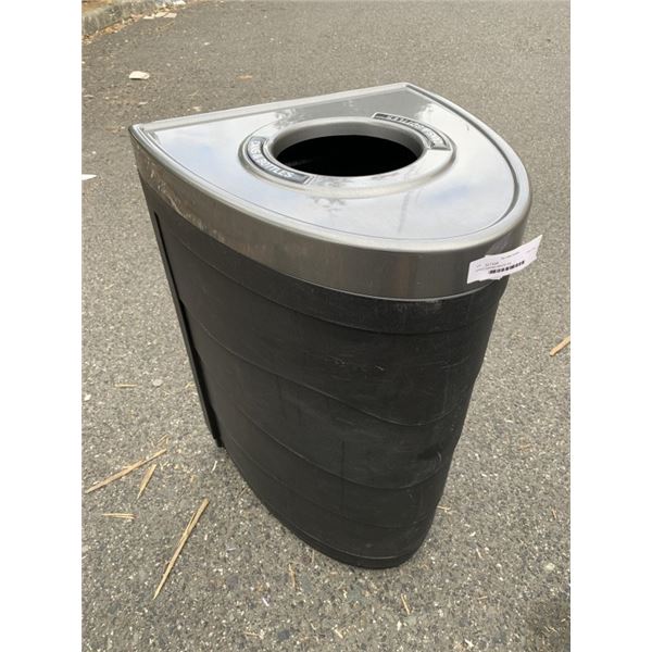SPACE-SAVING WASTE BIN