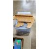 Image 2 : ASSORTED HOME GOODS AND ORGANIZER WITH OFFICE SUPPLY