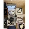 Image 3 : 9 ESTATE CASED BRACELETS AND BANGLES