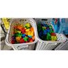 Image 2 : MEGA BLOCKS FOOD TRUCK AND APPROX 700 MEGA BLOCKS