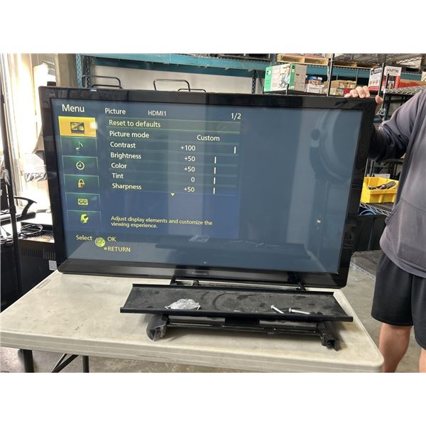 PANASONIC PLASMA HD 50" TV. WORKING. COMES WITH WALL MOUNT