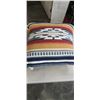 Image 3 : 2 THROW PILLOWS