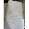 Image 4 : 2 QUEENSIZE MARTHA STEWART MEMORY FOAM PILLOWS