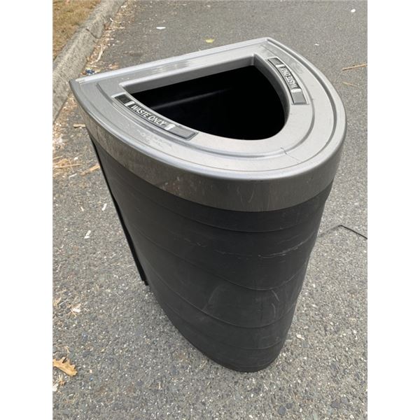SPACE-SAVING WASTE BIN