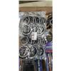 Image 2 : TRAY WITH 2 UNIVERSIAL BATTERY CHARGERS FOR AA/AAA BATTERIES, WOK RING, AND BIRTHDAY DECORATIONS