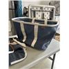 Image 3 : 5 SAFDIE & CO FOOD STORAGE CONTAINERS AND 2 COLLAPSIBLE LUXE TOTES
