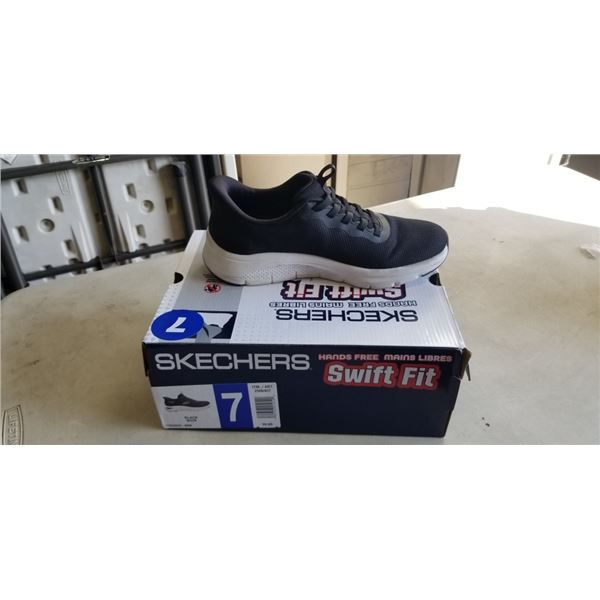 SKECHERS SWIFT FIT MENS BLACK RUNNING SHOES. SIZE 8
