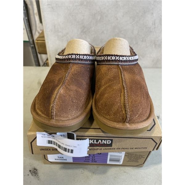 NEW KIRKLAND SIGNATURE UNISEX TAN SHEARLING SLIPPERS. SIZE 5 MENS US, SIZE 6 LADIES US