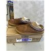 Image 2 : NEW KIRKLAND SIGNATURE UNISEX TAN SHEARLING SLIPPERS. SIZE 5 MENS US, SIZE 6 LADIES US