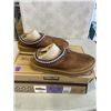 Image 3 : NEW KIRKLAND SIGNATURE UNISEX TAN SHEARLING SLIPPERS. SIZE 5 MENS US, SIZE 6 LADIES US