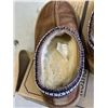 Image 4 : NEW KIRKLAND SIGNATURE UNISEX TAN SHEARLING SLIPPERS. SIZE 5 MENS US, SIZE 6 LADIES US
