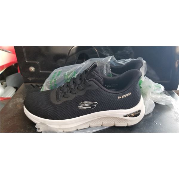 SKETCHERS SWIFT FIT SIZE 7 MENS SNEAKERS