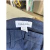 Image 4 : 2 CALVIN KLEIN SLIM FIT COUPE CINTREE SIZE 32/33 AND 34/35, AND CALVIN KLEIN SIZE 32W X 30L PANTS