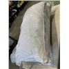 Image 3 : 2 ROOTS KINGSIZE PILLOWS