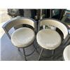 Image 5 : 5 SWIVEL LEATHER-LOOK BARSTOOLS - PEALING