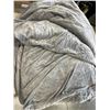 Image 3 : QUEENSIZE GREY MICROFIBER WEIGHTED BLANKET