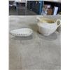 Image 2 : 4 PIECES BELLEEK CREAMERS AND DISHES