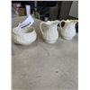 Image 3 : 5 PIECES BELLEEK CHINA - 2 DISHES, 3 CREAMERS