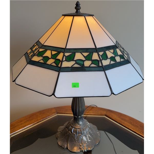 Stained Glass Table Lamp with Floral Pattern and Metal Base