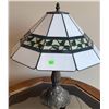 Image 5 : Stained Glass Table Lamp with Floral Pattern and Metal Base