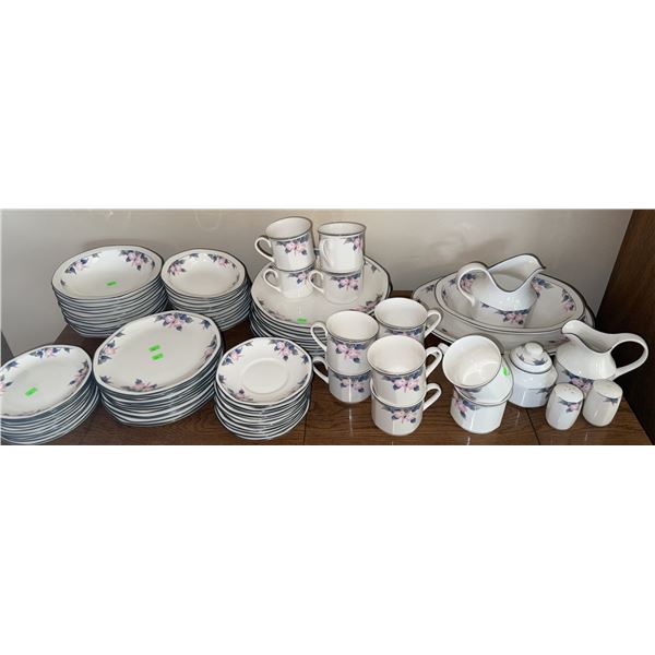 Royal Doulton Bloomsbury Fine China Dinnerware Set
