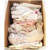 Image 1 : LARGE BOX VINTAGE LINENS