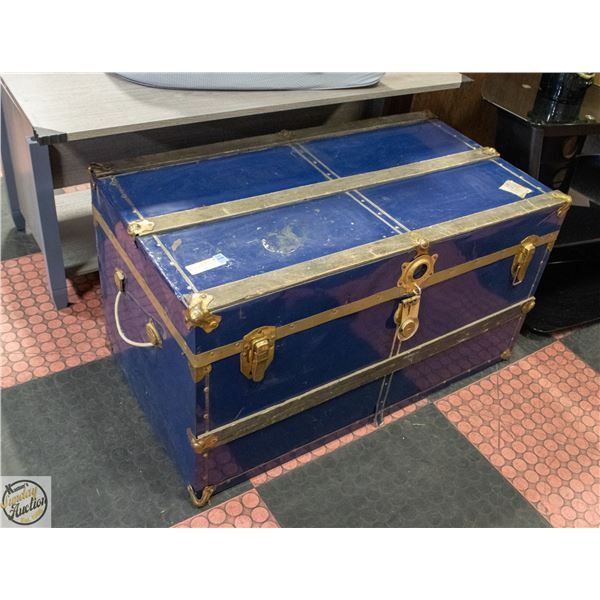 VINTAGE METAL STEAMER TRUNK