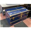Image 1 : VINTAGE METAL STEAMER TRUNK