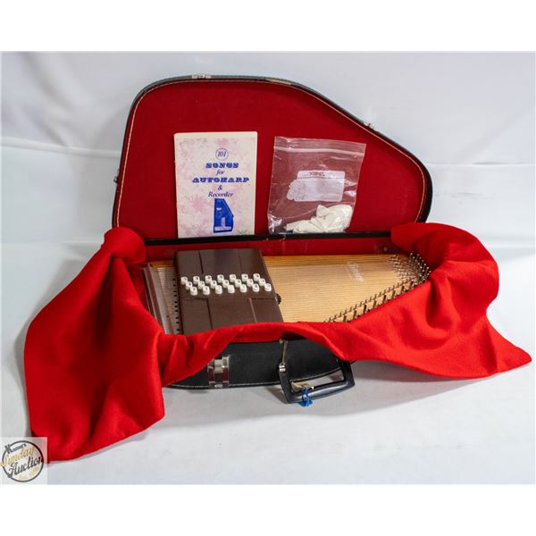 VINTAGE OSCAR SCHMIDT AUTOHARP IN CASE WITH I