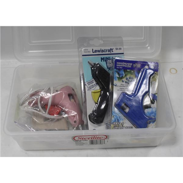 LOT OF VARIOUS GLUE GUNS