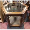 Image 1 : RETRO END TABLE WITH GLASS