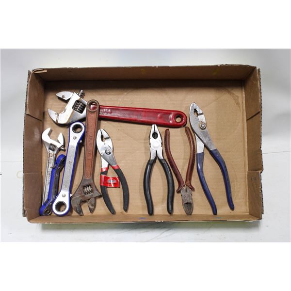 FLAT OF WRENCHES CUTTERS AND PLIERS