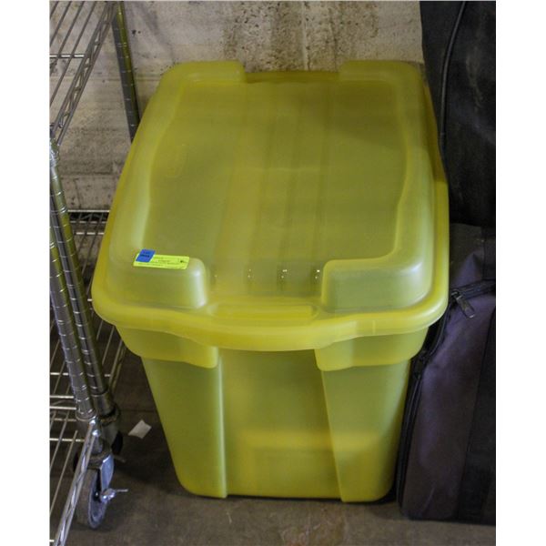 RUBBERMAID TOTE WITH 25+ PICTURE FRAMES