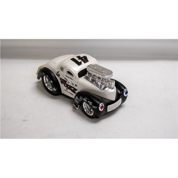 MUSCLE MACHINES 1941 WILLIES WHITE 1:24 SCALE