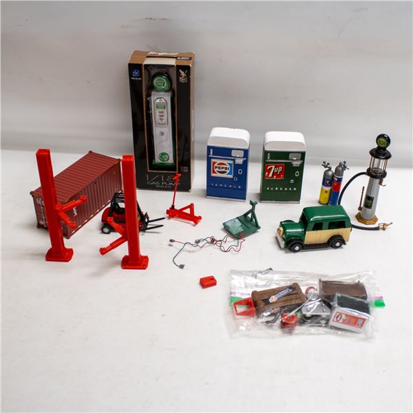 1718 GARAGE DIORAMA POP MACHINE/VEHICLE LIFT/GAS