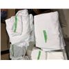 Image 2 : Assorted linens