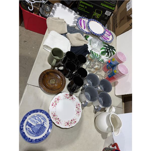 Assorted kitchen items