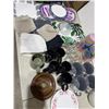 Image 2 : Assorted kitchen items