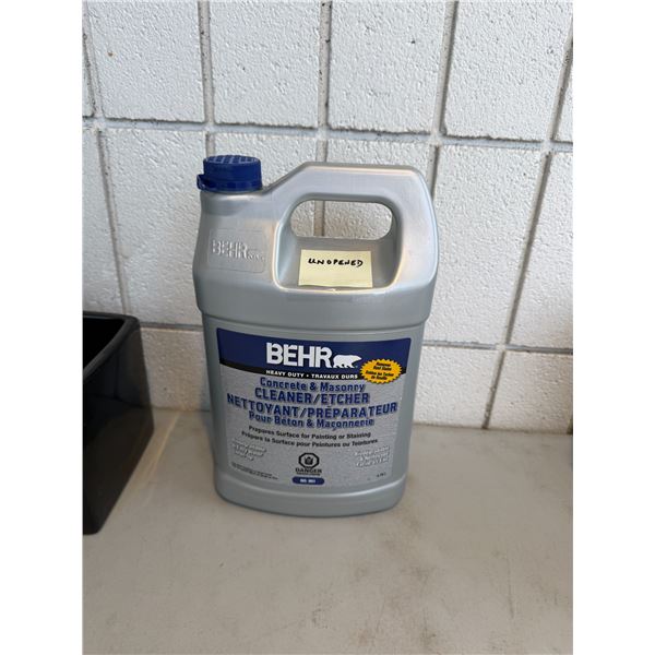 Concrete and masonry cleaner