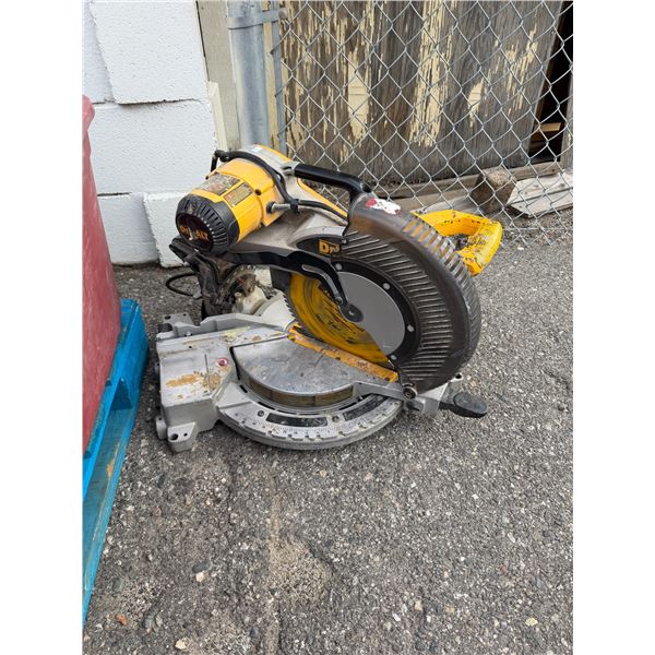 DeWalt 12 inch compound miter saw