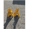 Image 1 : Jack stands missing centerpieces