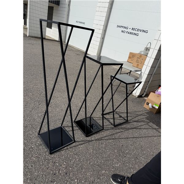 Pedestal tables