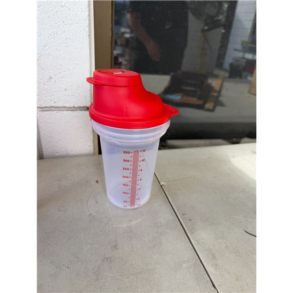 Tupperware measure shaker