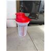 Image 1 : Tupperware measure shaker