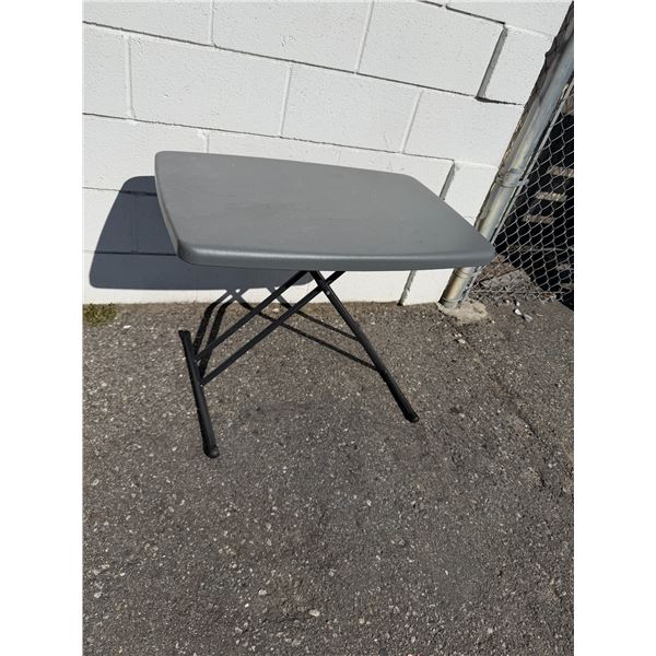 Folding table
